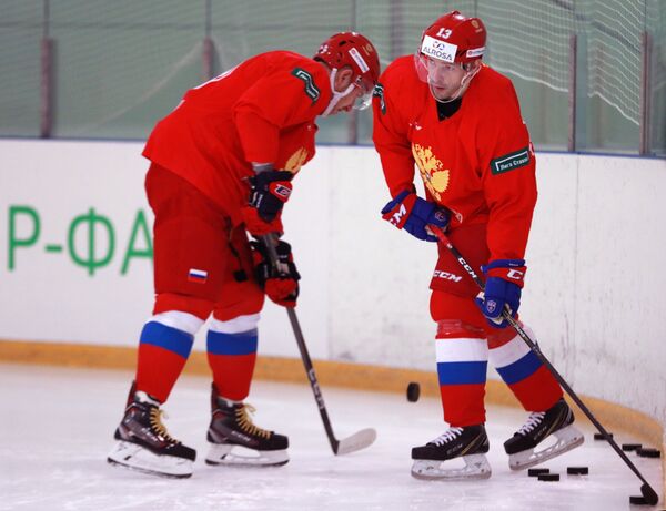 Нападающий сборной России по хоккею Павел Дацюк (справа) на тренировке