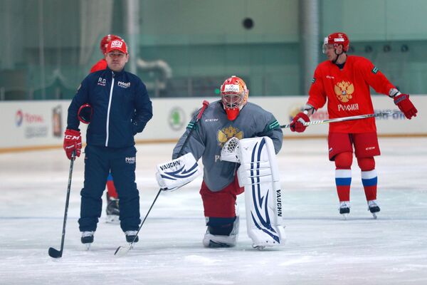Вратарь сборной России по хоккею Василий Кошечкин (в центре) на тренировке