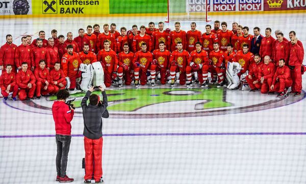 Хоккеисты сборной России во время совместного фотографирования