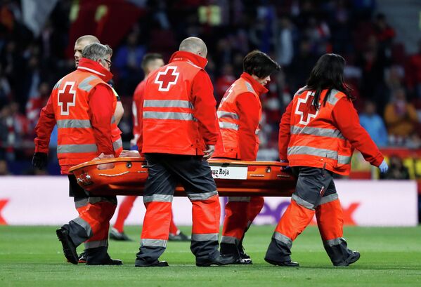 Медики оказывают помощь защитнику Арсенала Лорану Косьелни