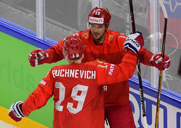 Хоккеисты сборной России Павел Бучневич и Артём Анисимов (слева направо)