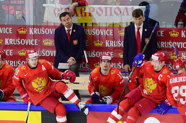 Исполняющий обязанности главного тренера сборной России Илья Воробьев (в центре слева на втором плане)