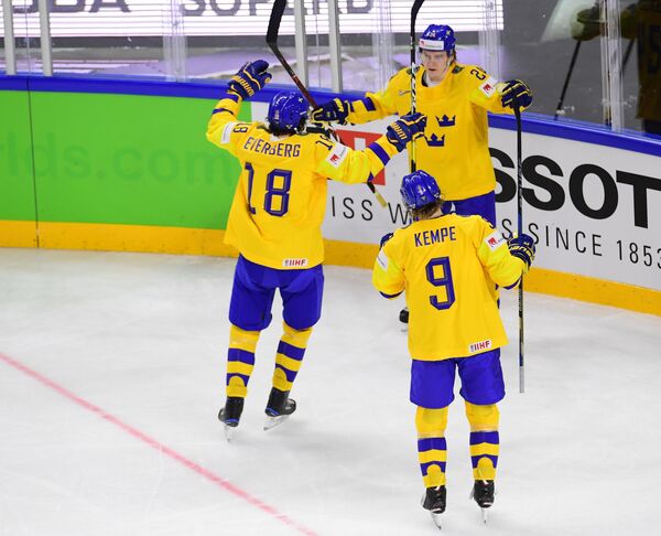 Хоккеисты сборной Швеции Деннис Эверберг, Лиас Андерссон и Адриан Кемпе (слева направо)