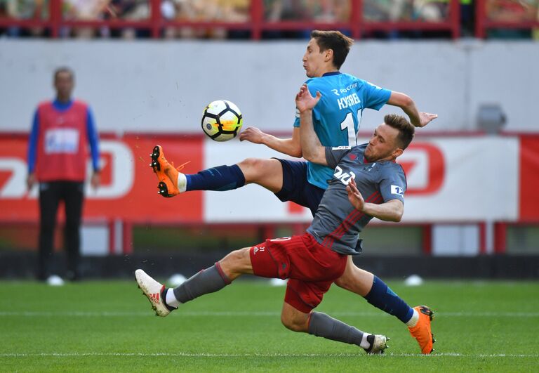 Полузащитник ФК Зенит Далер Кузяев (слева) и защитник ФК Локомотив Мацей Рыбус Полузащитник ФК Зенит Далер Кузяев (слева) и защитник ФК Локомотив Мацей Рыбус