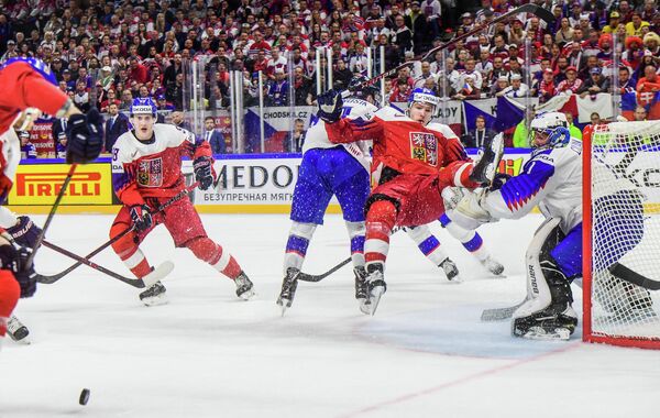 Игровой момент матча группового этапа чемпионата мира Чехия - Словакия