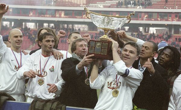 Тренер Локомотива Юрий Семин (в центре, слева) (архив, 2003 год)