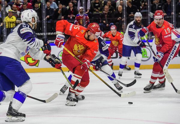 Нападающий сборной России по хоккею Артем Анисимов (в центре)