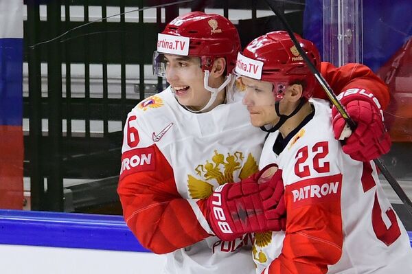 Хоккеисты сборной России Илья Михеев (слева) и Никита Зайцев радуются заброшенной шайбе