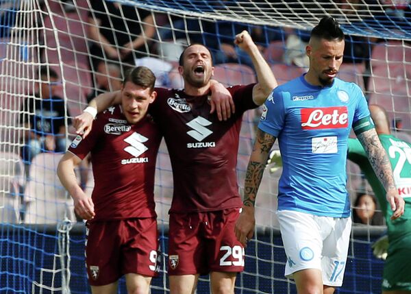 Футболисты Торино радуются забитому мячу в ворота Наполи