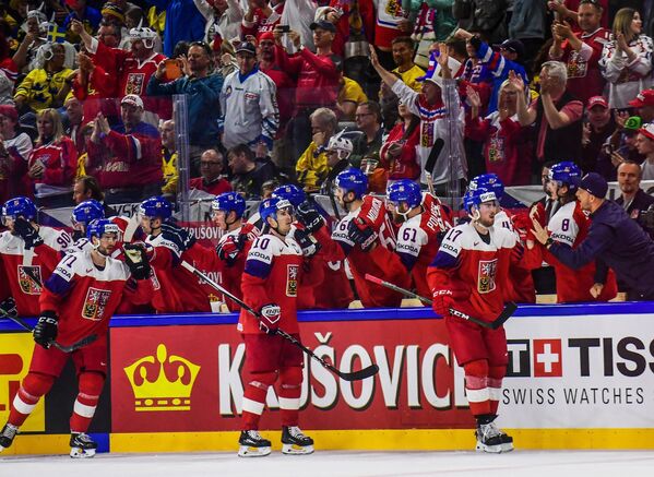 Болельщики и хоккеисты сборной Чехии радуются заброшенной шайбе