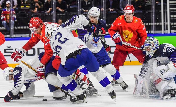 Игровой момент матча сборных России и Франции на чемпионате мира по хоккею