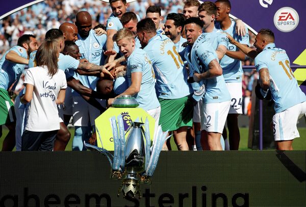 Футболисты английского Манчестер Сити празднуют победу в АПЛ (Александр Зинченко - в центре)
