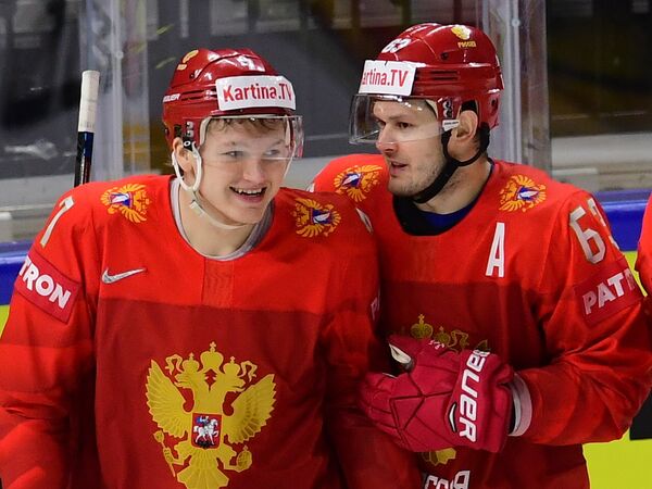 Хоккеисты сборной России Кирилл Капризов (слева) и Евгений Дадонов радуются заброшенной шайбе