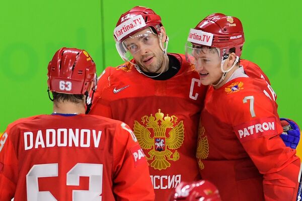 Хоккеисты сборной России Евгений Дадонов, Павел Дацюк и Кирилл Капризов (слева направо) радуются заброшенной шайбе
