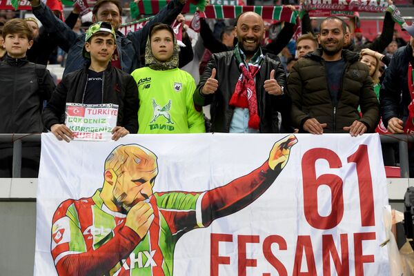 Турецкие болельщики держат плакат в поддержку Гёкдениза Карадениза, завершающего карьеру