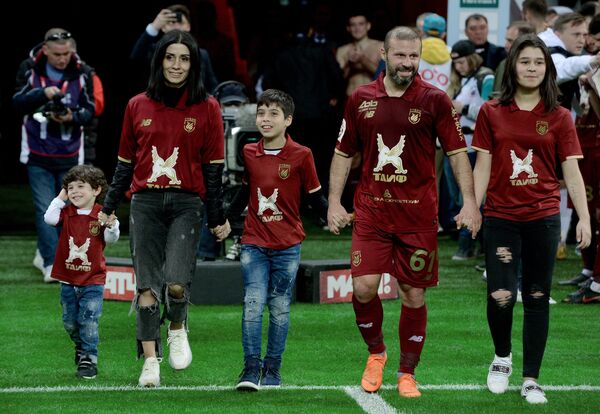 Полузащитник Рубина Гёкдениз Карадениз с детьми прощается с болельщиками после матча