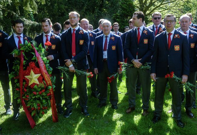 Сборная России возложила цветы к памятнику советским воинам в Копенгагене