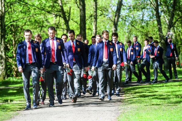 Сборная России возложила цветы к памятнику советским воинам в Копенгагене