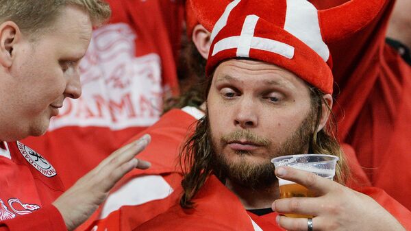 Датские болельщики пьют пиво