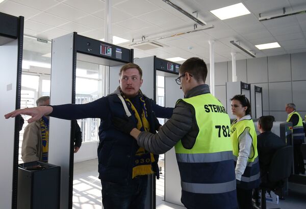 Болельщики проходят процедуру досмотра на стадионе Ростов Арена Болельщики проходят процедуру досмотра на стадионе Ростов Арена