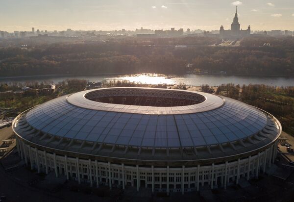 Большая спортивная арена Лужники в Москве и МГУ Большая спортивная арена Лужники в Москве и МГУ