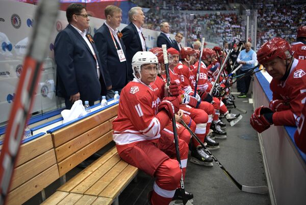 Президент РФ Владимир Путин принимает участие в гала-матче Ночной хоккейной лиги