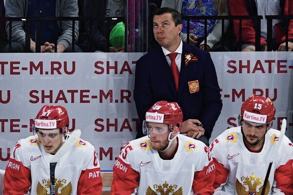 Исполняющий обязанности главного тренера сборной России Илья Воробьев (второй справа)