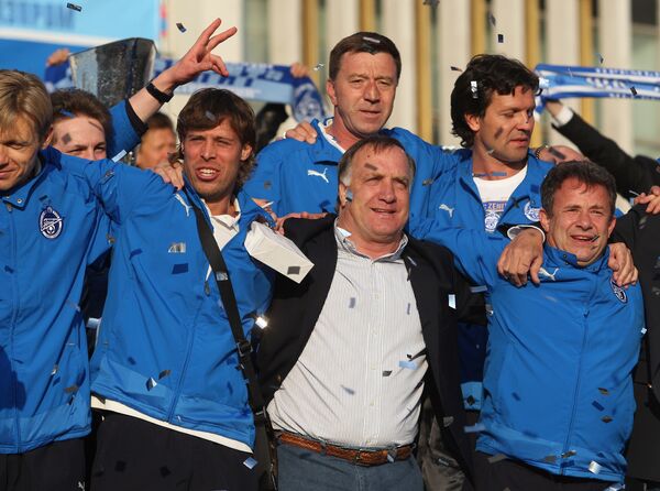 Дик Адвокат (в центре) радуется победе Зенита в Кубке УЕФА в 2008 году