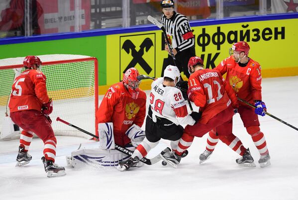 Игровой момент в матче группового этапа чемпионата мира по хоккею между сборными командами России и Швейцарии
