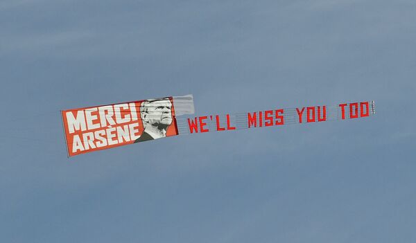 Самолет с баннером в честь тренера Арсенала Арсена Венгера, который по окончании сезона покидает клуб