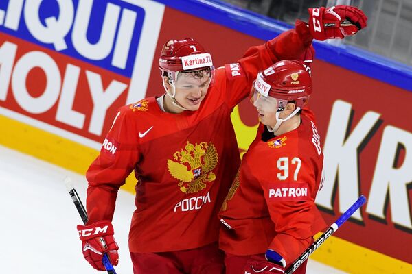 Хоккеисты сборной России Кирилл Капризов (слева) и Никита Гусев радуются заброшенной шайбе