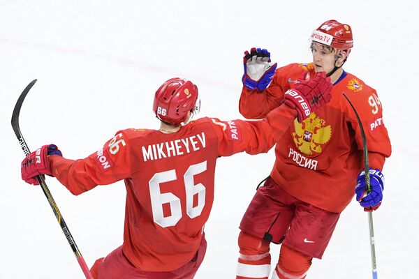Хоккеисты сборной России Илья Михеев (слева) и Александр Барабанов радуются заброшенной шайбе