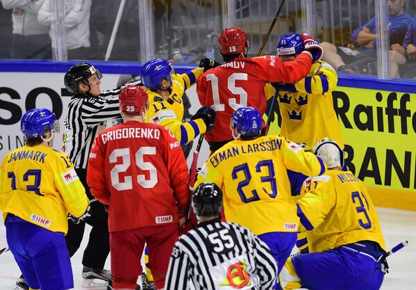 Игровой момент матча группового этапа чемпионата мира по хоккею между сборными командами России и Швеции