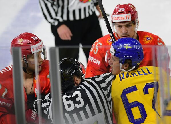 Игровой момент матча группового этапа чемпионата мира по хоккею между сборными командами России и Швеции