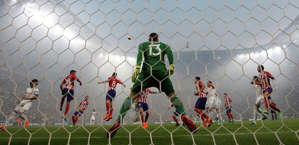 Игровой момент финала Лиги Европы между Атлетико и Марселем в Лионе