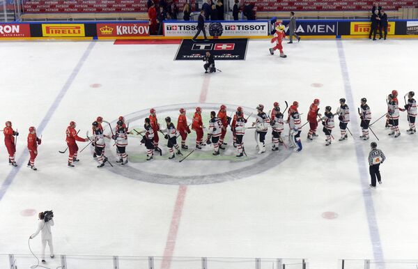 Хоккеисты сборной России и хоккеисты сборной Канады после окончания матча