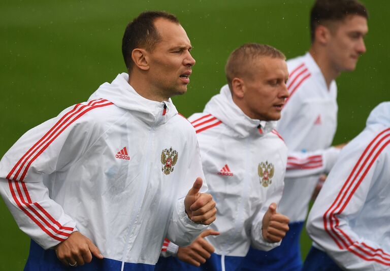 Игроки сборной России по футболу Сергей Игнашевич (слева) и Игорь Смольников на тренировке Игроки сборной России по футболу Сергей Игнашевич (слева) и Игорь Смольников на тренировке