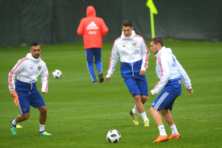 Футболисты сборной России Александр Самедов, Илья Кутепов и Александр Ташаев (слева направо) Футболисты сборной России Александр Самедов, Илья Кутепов и Александр Ташаев (слева направо)