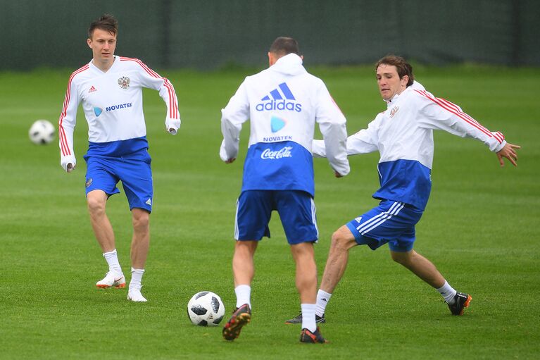 Футболисты сборной России Александр Головин, Сергей Игнашевич и Марио Фернандес (слева направо) Футболисты сборной России Александр Головин, Сергей Игнашевич и Марио Фернандес (слева направо)