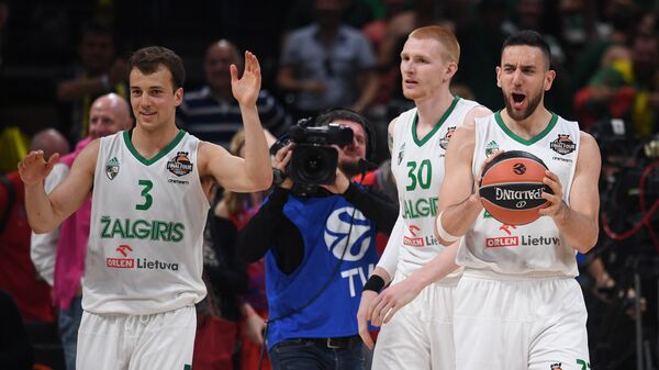 Баскетболисты Жальгириса Кевин Пэнгос, Аарон Уайт и Василье Мичич (слева направо)
