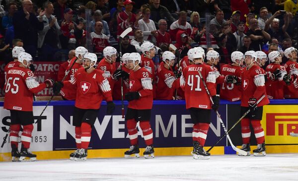 Хоккеисты сборной Швейцарии радуются заброшенной шайбе