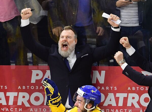 Главный тренер сборной Швеции Рикард Гренборг радуется победе