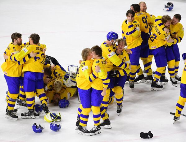 Хоккеисты сборной Швеции радуются победе