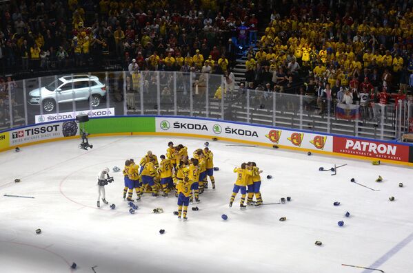 Хоккеисты сборной Швеции радуются победе