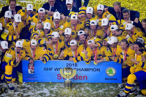 Хоккеисты сборной Швеции на церемонии награждения