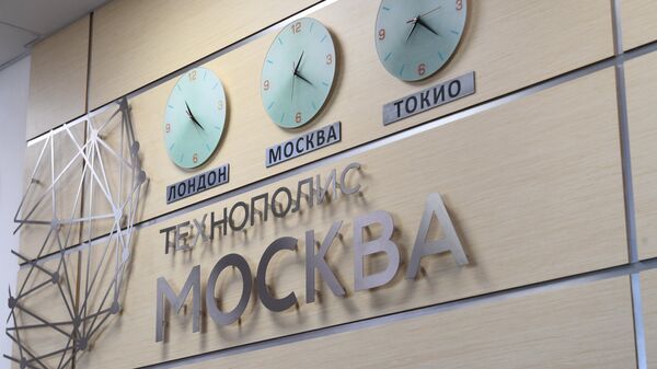 Часы с тремя часовыми поясами в технополисе Москва