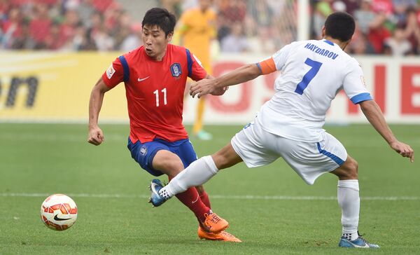 Нападающий сборной Южной Корее по футболу Ли Гынхо (слева)