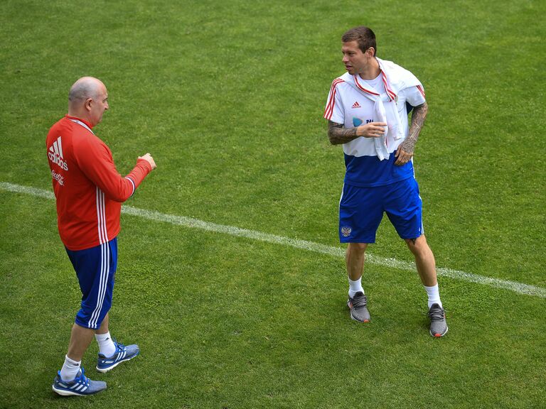 Нападающий сборной России Федор Смолов (справа) и главный тренер Станислав Черчесов Нападающий сборной России Федор Смолов (справа) и главный тренер Станислав Черчесов
