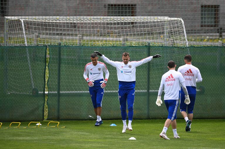 Вратари сборной России Владимир Габулов, Игорь Акинфеев, Андрей Лунев и Сослан Джанаев (слева направо) Вратари сборной России Владимир Габулов, Игорь Акинфеев, Андрей Лунев и Сослан Джанаев (слева направо)