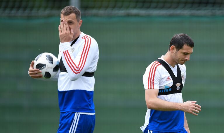 Игроки сборной России Артем Дзюба и Алан Дзагоев Игроки сборной России Артем Дзюба и Алан Дзагоев